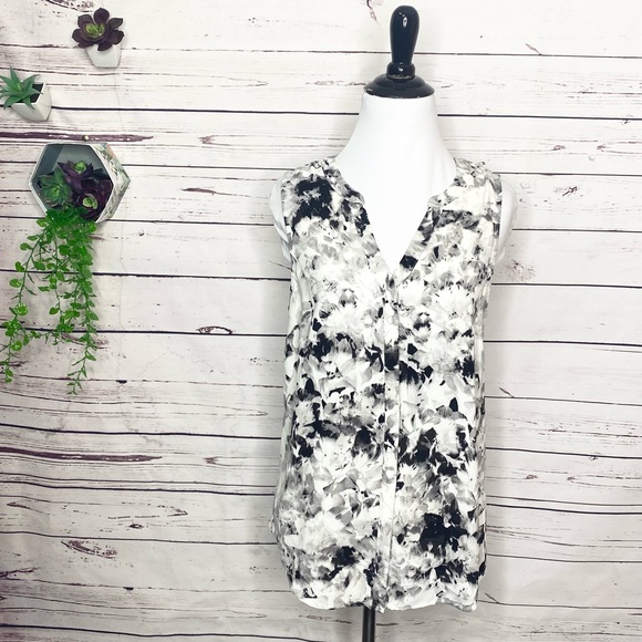 Apt 9 Sleeveless V Neck Blouse Top Size Small Black, White, & Gray Floral Print - Picture 1 of 9